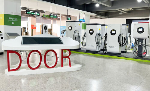 Neueste Unternehmensnachrichten über Eine eingehende Analyse: Return on Investment (ROI) für den Einsatz von Batteriespeichersystemen und mobilen EV-Ladestationen